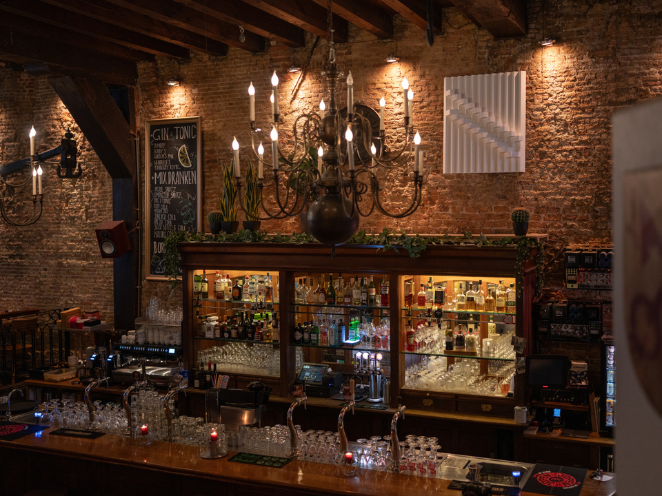 Binnen bij De Waag in Delft met uitzicht op de Bar