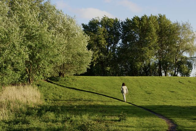 Een vrouw die wandelt door de natuur van Het Twiske