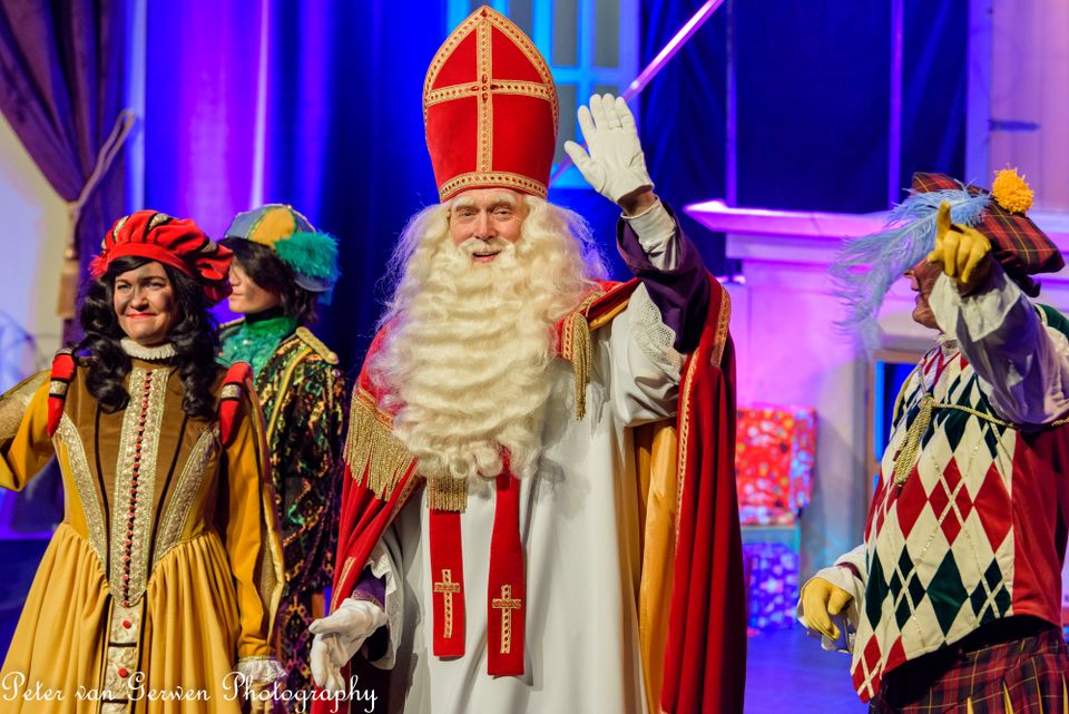 sinterklaas in zijn werkpaleis