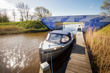Bootje ligt aangemeerd bij de Elfstedenbrug in Gytsjerk