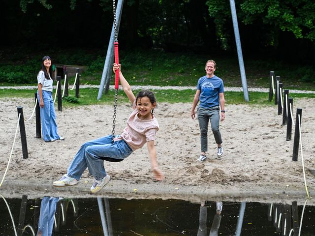 Meisje die van de kabelbaan afgaat bij de speeltuin in Delft