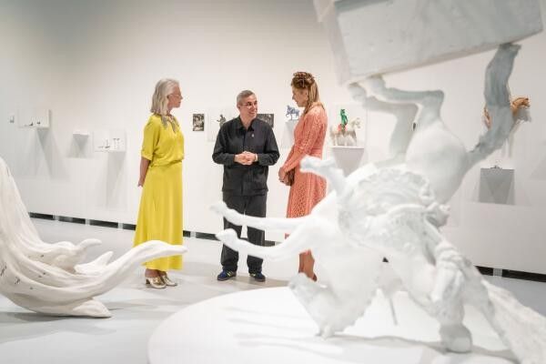 vlnr directeur Hedwig Saam, kunstenaar Fernando Sánchez Castillo, Koningin Máxima_foto Martijn Beekman