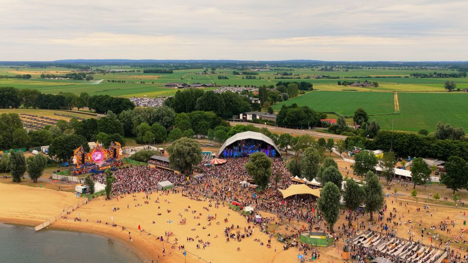 Drone-foto van het festival Dreamfields op Rhederlaag.