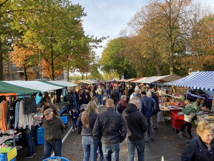 Bevrijdingsmarkt Soesterberg met bezoekers