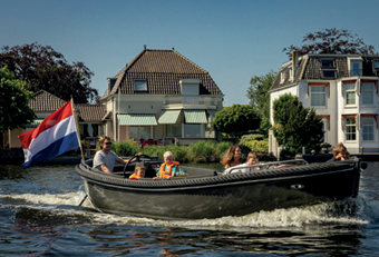 Mensen in een sloep aan het varen