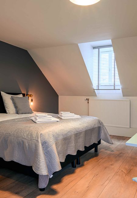 Gracht 62 B&amp;B Maastricht Zimmer graue Wand