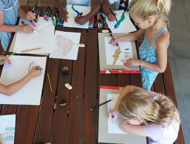 Kinderen creatief bezig in de tuin van De Wieger