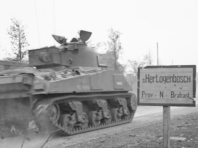 Britse tank die via de Graafseweg de stad inrijdt