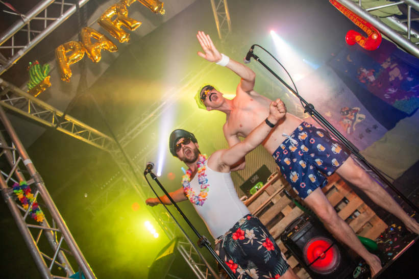 Feestende mensen