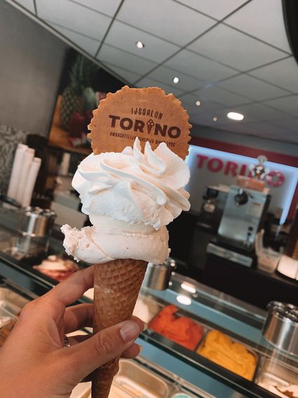 Ambachtelijk ijsje met slagroom en koekje van IJssalon Torino in Woerden, een geliefde plek voor vers ijs en chocolade in het Groene Hart.
