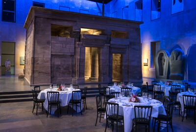 Diner-opstelling in Tempelzaal van Rijksmuseum van Oudheden in Leiden