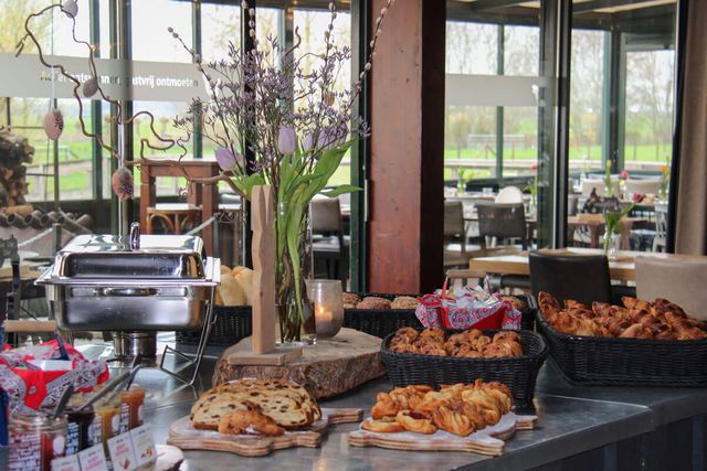 Paasbrunch buffet bij Boerderijrestaurant De Boerinn in Kamerik, Groene Hart, met vers brood, croissants en paasdecoratie op een buffet in een landelijke restaurantsetting.