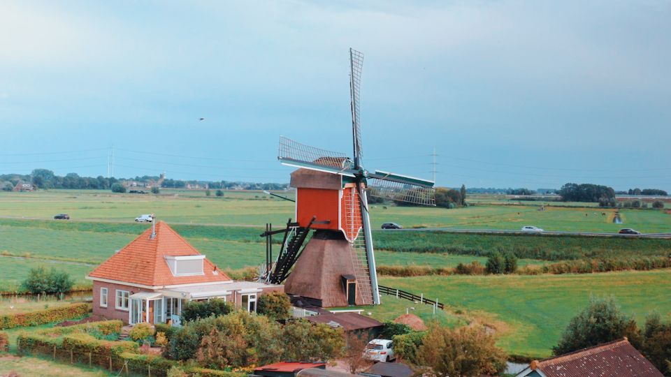 Rode Molen vanaf de zijkant in Oud Ade