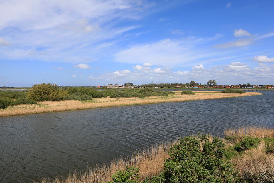 Makkumernoordwaard vanaf de kant