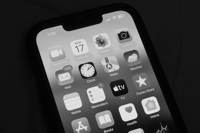 Een telefoon met apps in het zwartwit