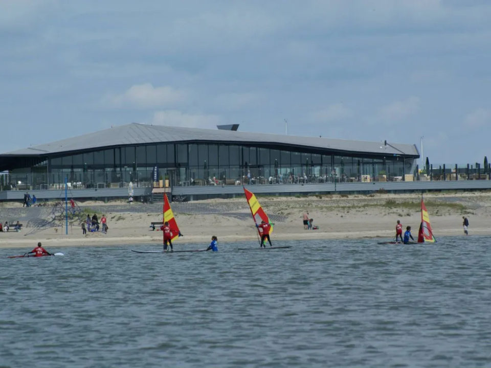 Windsurfers voor Beachclub Lemmer