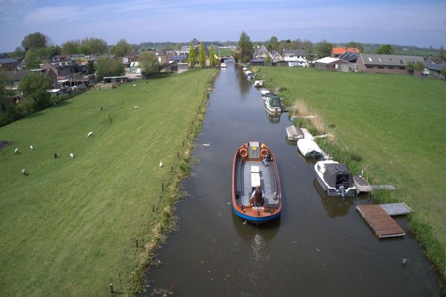 Dit is een foto van een boot van de rondvaart Zoetermeer. Zoetermeer is de plek.