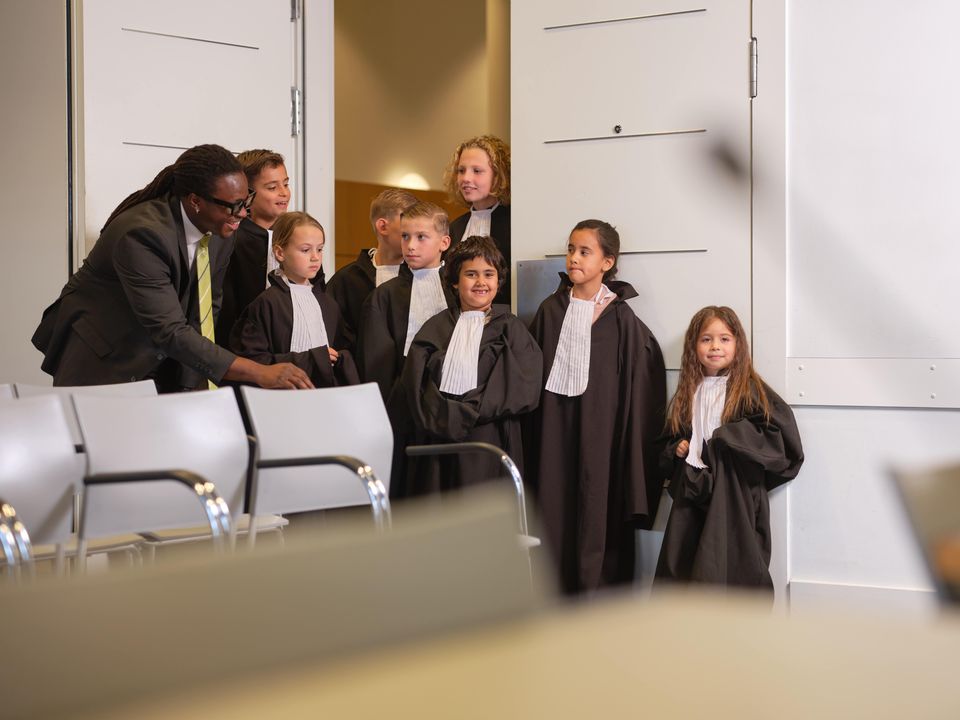 Kinderen in toga tijdens de opendag van de rechtbank Midden-Nederland