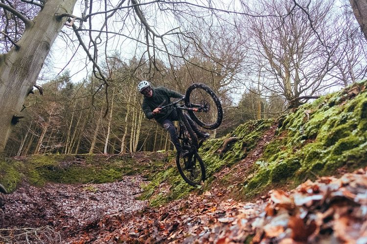 1 mountainbiker op het parcours