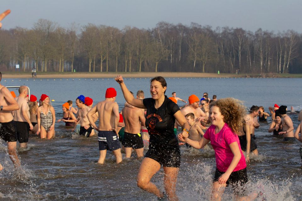 Mensen doen mee aan een Nieuwjaarsduik.