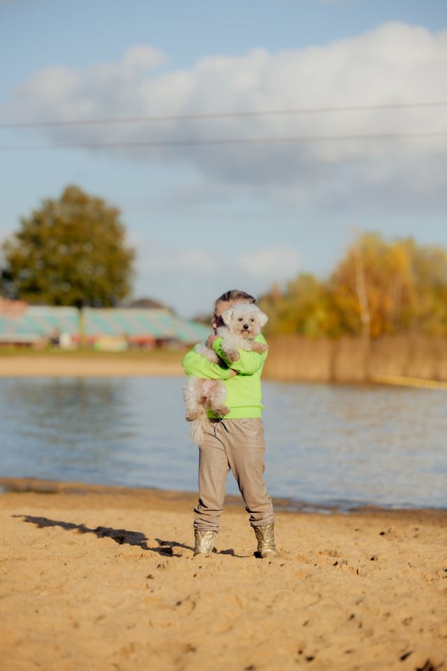 meisje knuffelt met hond