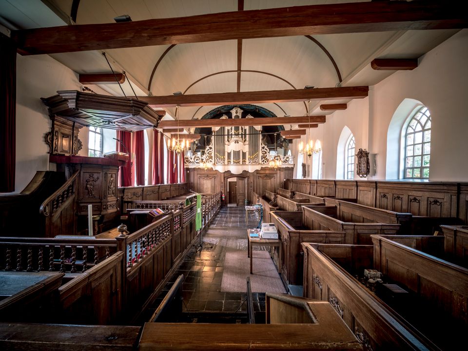 Binnen in de nicolaaskerk in wieuwerd