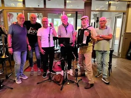 de zes mannelijke leden van het Jazz for Fun tijdens een optreden.