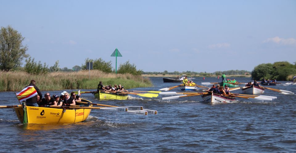 Roeisloepenwedstrijd door de Brekkenpolder tussen Lemmer en Sloten