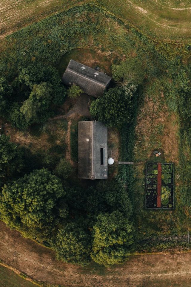 Luftaufnahme eines Ferienhäuschens mit Gemüsegarten auf dem Land in Drenthe.