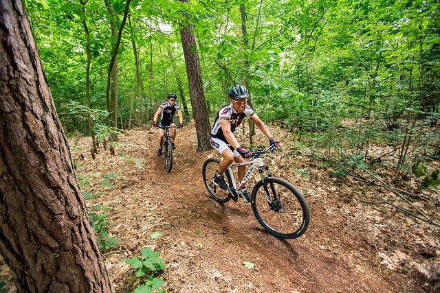 1 mountainbiker op het parcours