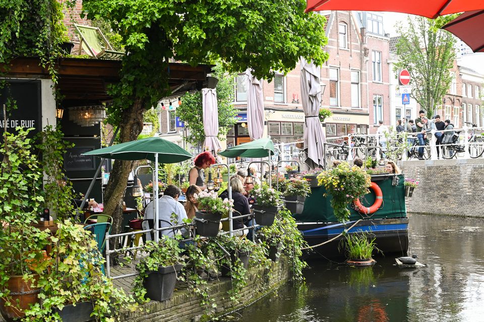 Terras aan het water in de binnenstad van Delft