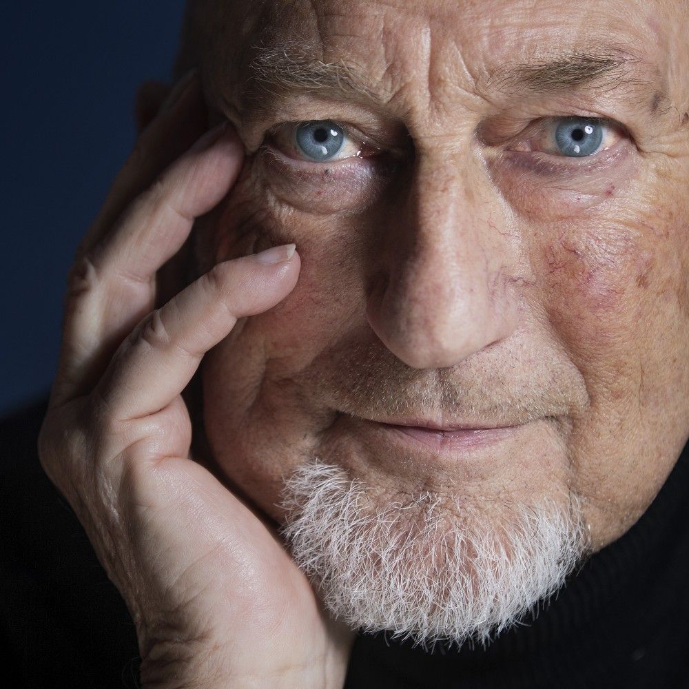Foto van een deel van het gezicht van Gerard van Maasakkers. Te zien zijn blauwe ogen, neus, mond en een klein grijs baardje.  Onder de tekst staat een link naar het lied "ik neem jou mee".