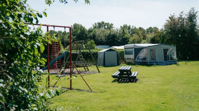 Kampeerveld met speeltoestellen