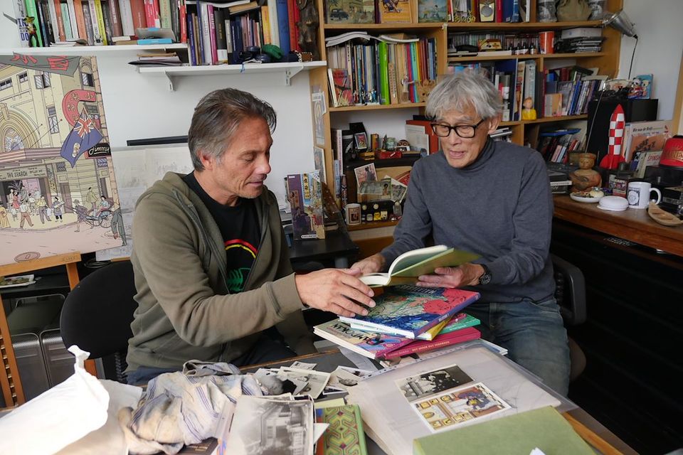 Twee mensen die in boeken aan het kijken zijn