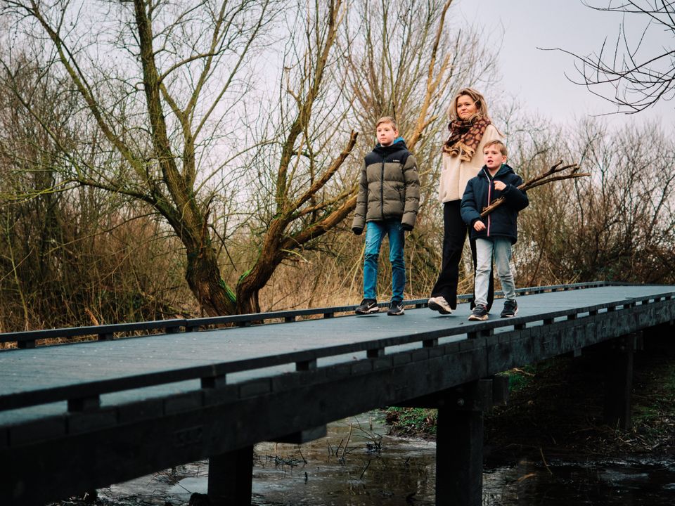 Moeder loopt met jongens buiten.