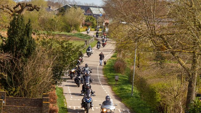 Nonnetjesrit rijdt voor Petje af