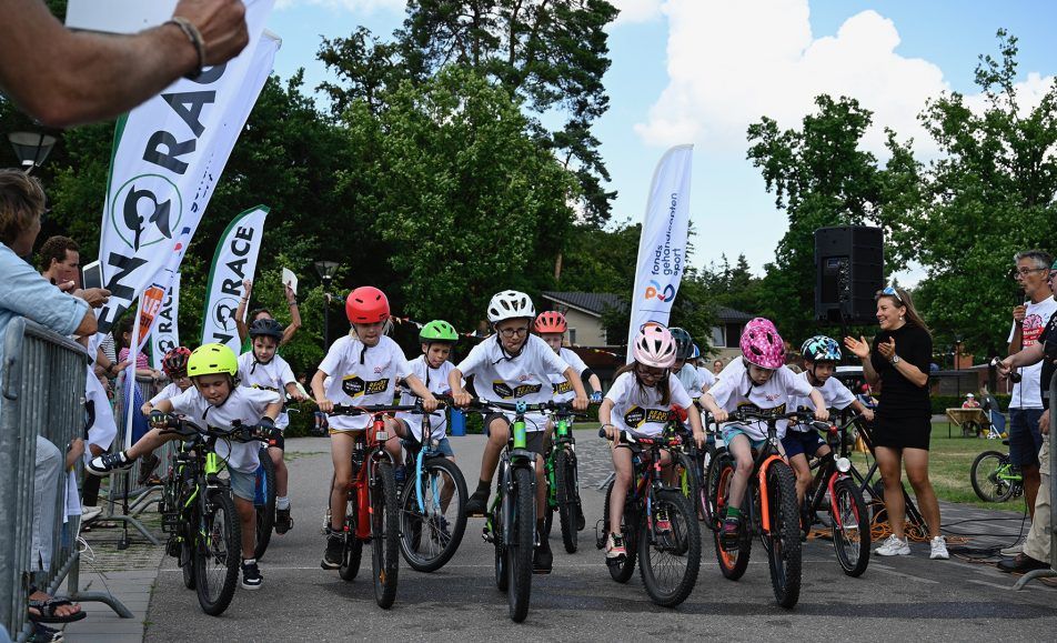 kinderen op fietsen tijdens wedstrijd
