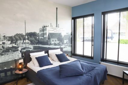 Slaapkamer met bed bij B&B Nooit Gedagt in IJlst.