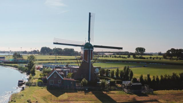 Voorkant van de Vlietmolen van dichtbij in Hoogmade