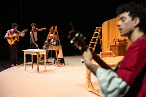 Verschillende mannen met een gitaar