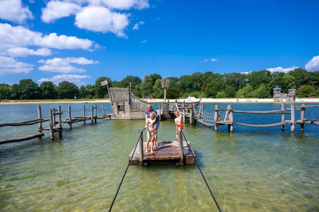 Kinderen spelen op de toestellen in het water bij de Baggelhuizerplas.
