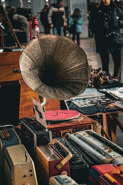 Antieke spullen op een markt