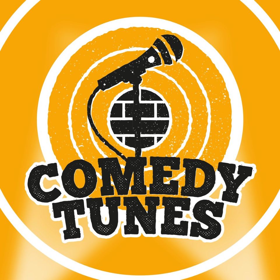 Affiche in geel met witte ringen en in het zwart een microfoon getekend en de letters Comedy Tunes.