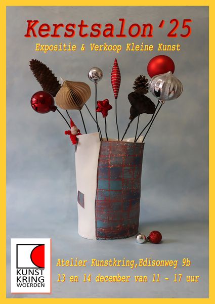 Poster van de Kerstsalon bij Kunstkring Woerden met een keramieken vaas gevuld met kerstdecoraties en informatie over de expositie en verkoop van kleine kunst.