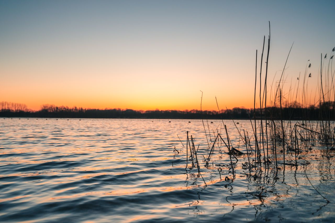 Foto van water tijdens zonsondergang