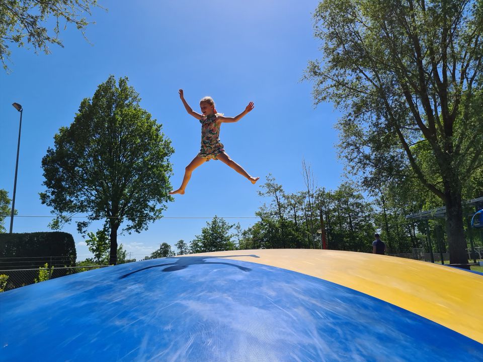 op het springkussen in Sanjessafari