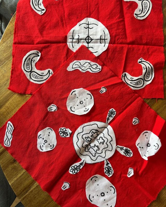 Zelfgemaakte rode zakdoek met traditionele patronen tijdens de familieworkshop zakdoek maken in het Stadsmuseum Woerden, Groene Hart.