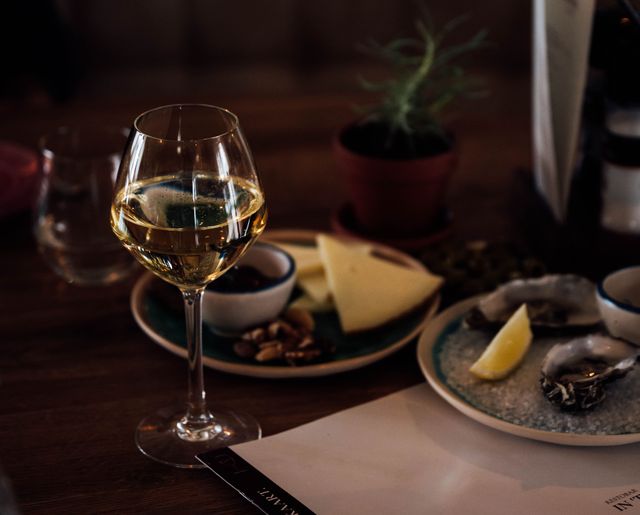 glazen wijn en hapjes op tafel