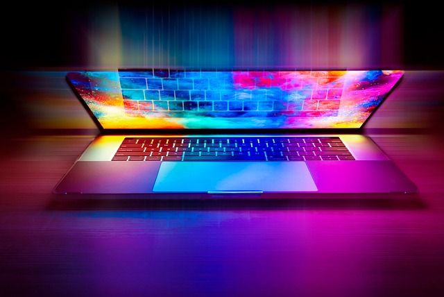 Laptop met veel kleuren op het scherm