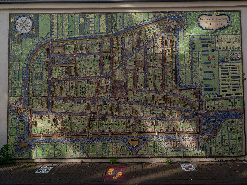 Keramieken kaart van Delft in de papenstraat